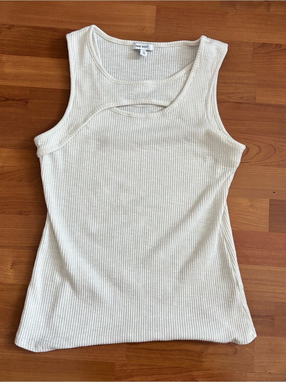Women’s Nine West white cream ribbed tank top with cutout detail size medium